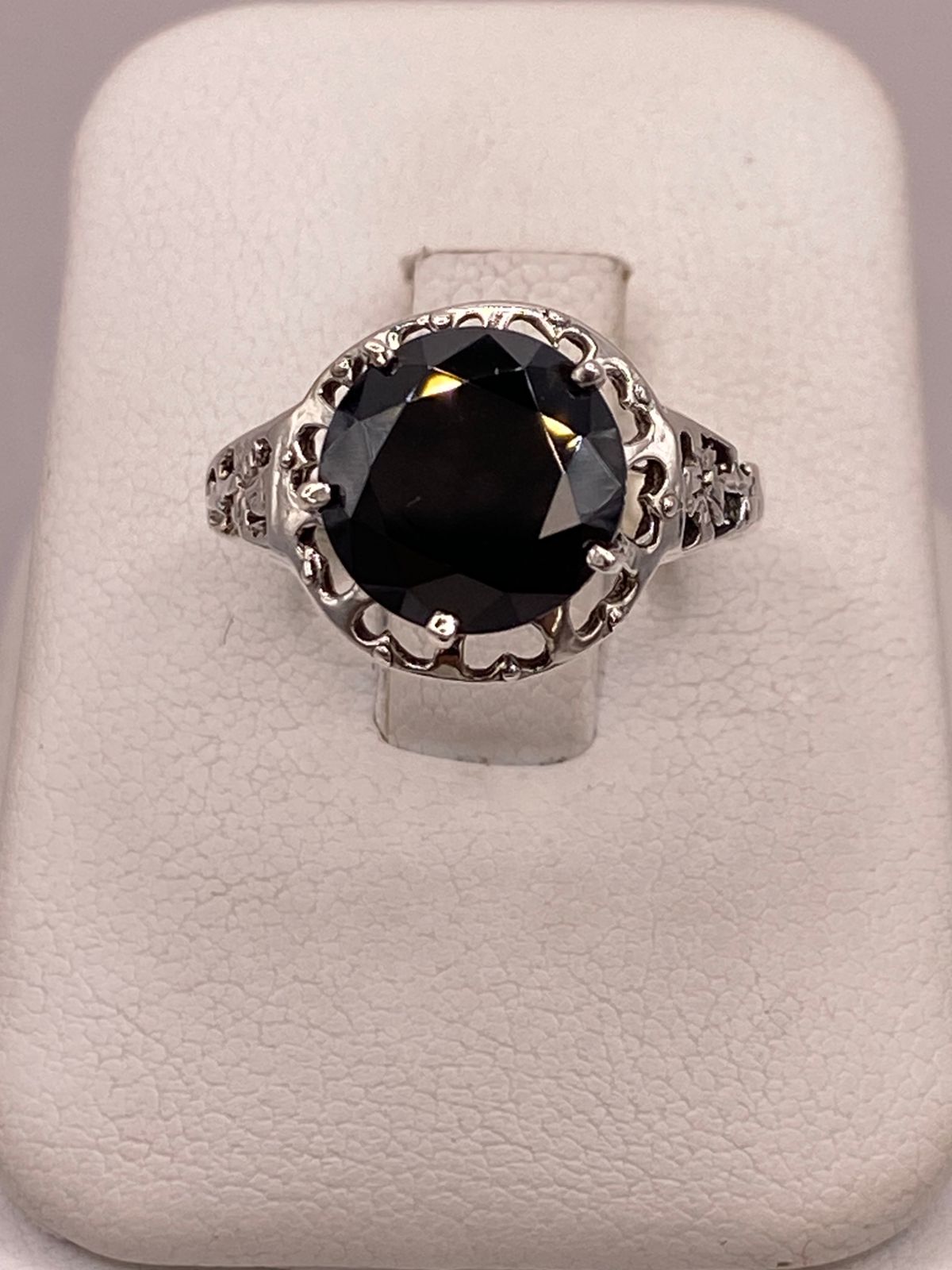 ANILLO DE PLATA LEY 925 CON ZIRCONIA NEGRA Y CORAZONES CALADOS