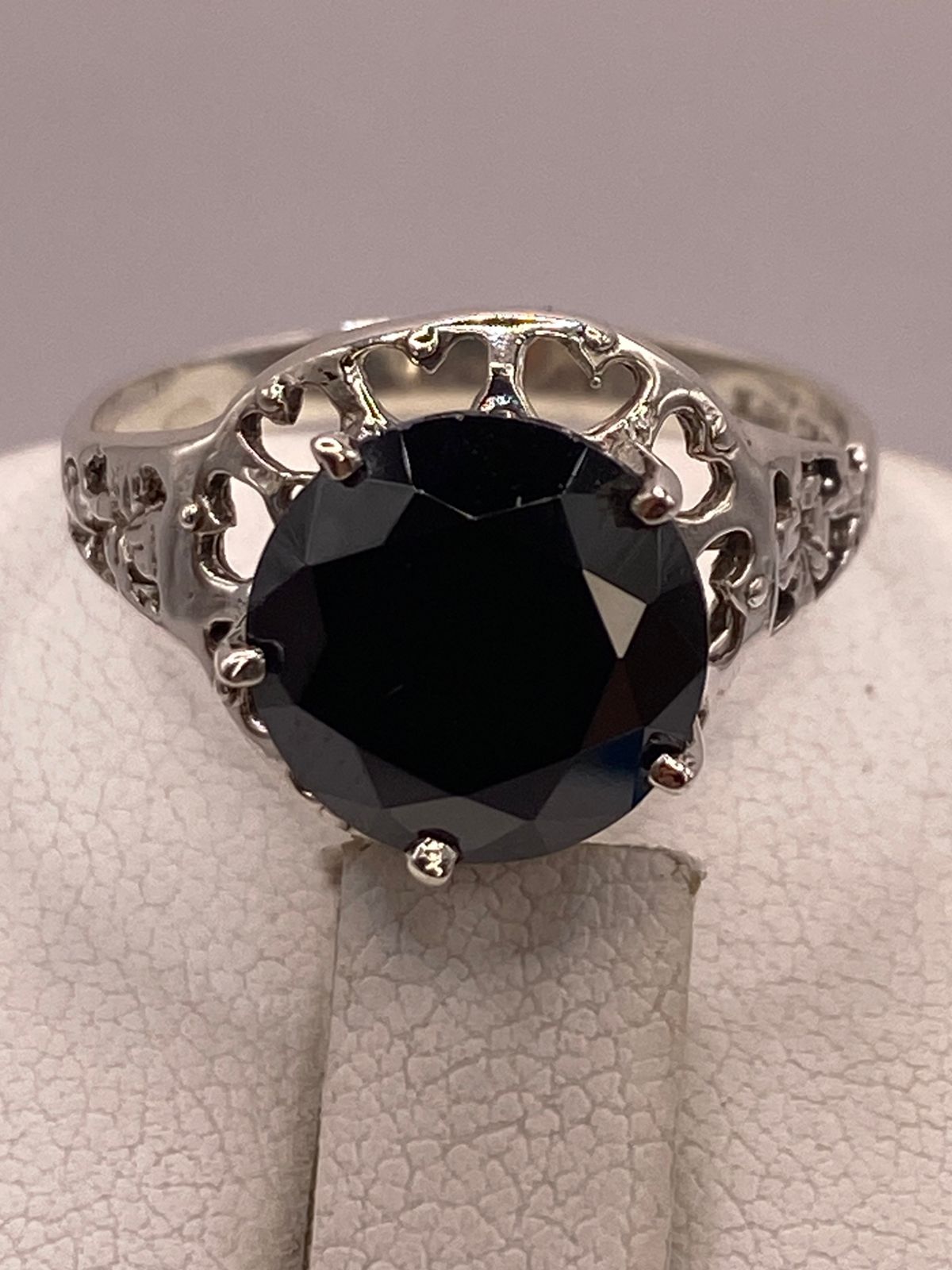 ANILLO DE PLATA LEY 925 CON ZIRCONIA NEGRA Y CORAZONES CALADOS