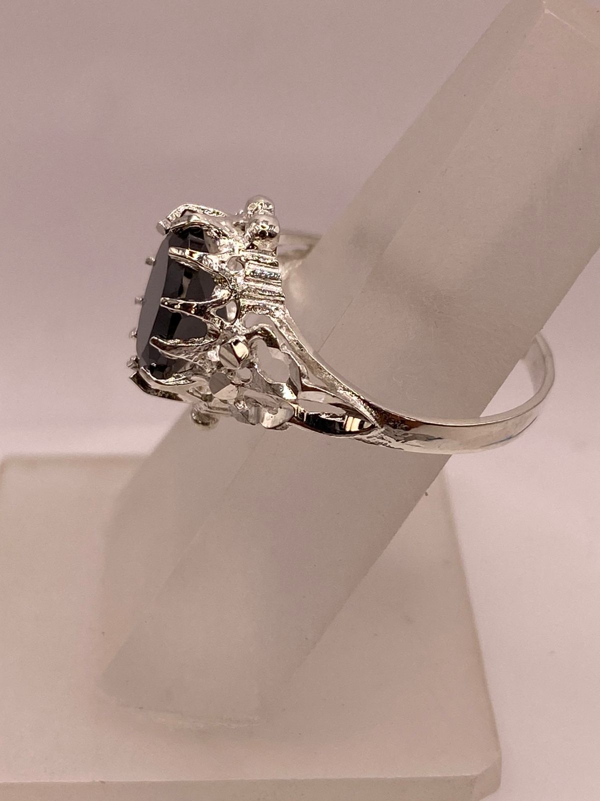 Anillo de Plata Ley 925 con Zirconia Negra Ovalada Diseño Escultural