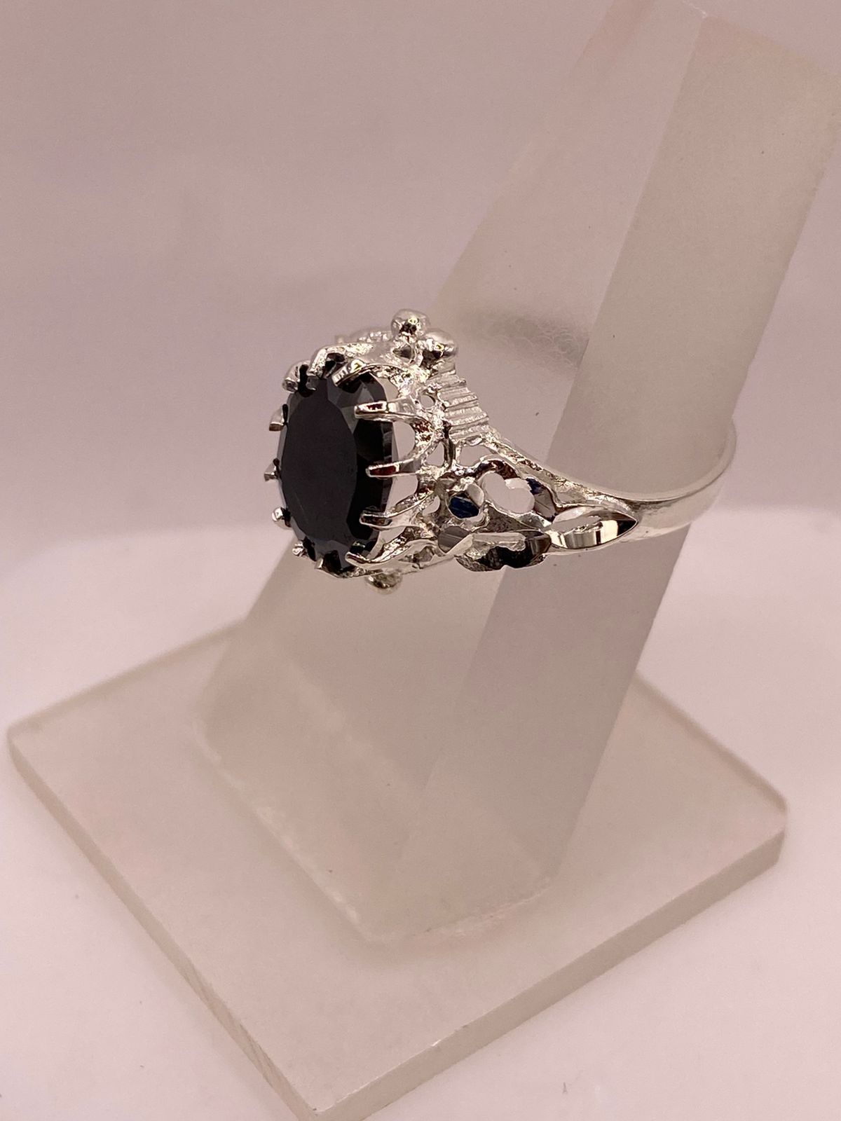 Anillo de Plata Ley 925 con Zirconia Negra Ovalada Diseño Escultural