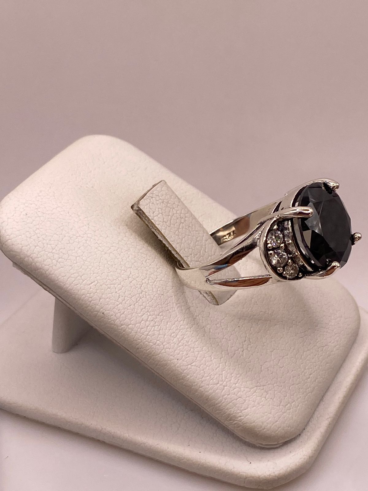 Anillo de Plata Ley 925 con Zirconia Negra Redonda y Zirconias Blancas
