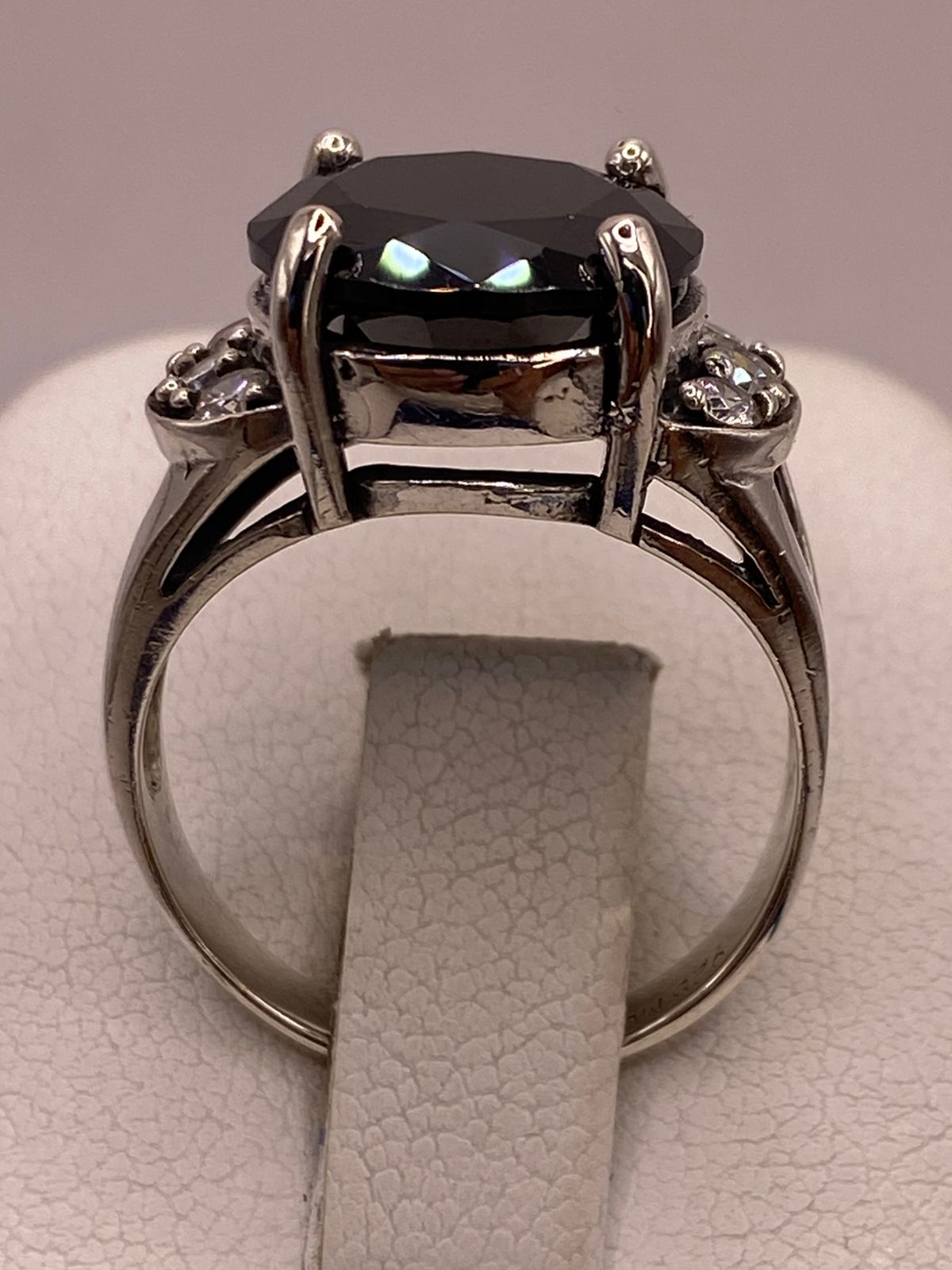 Anillo de Plata Ley 925 con Zirconia Negra Redonda y Zirconias Blancas