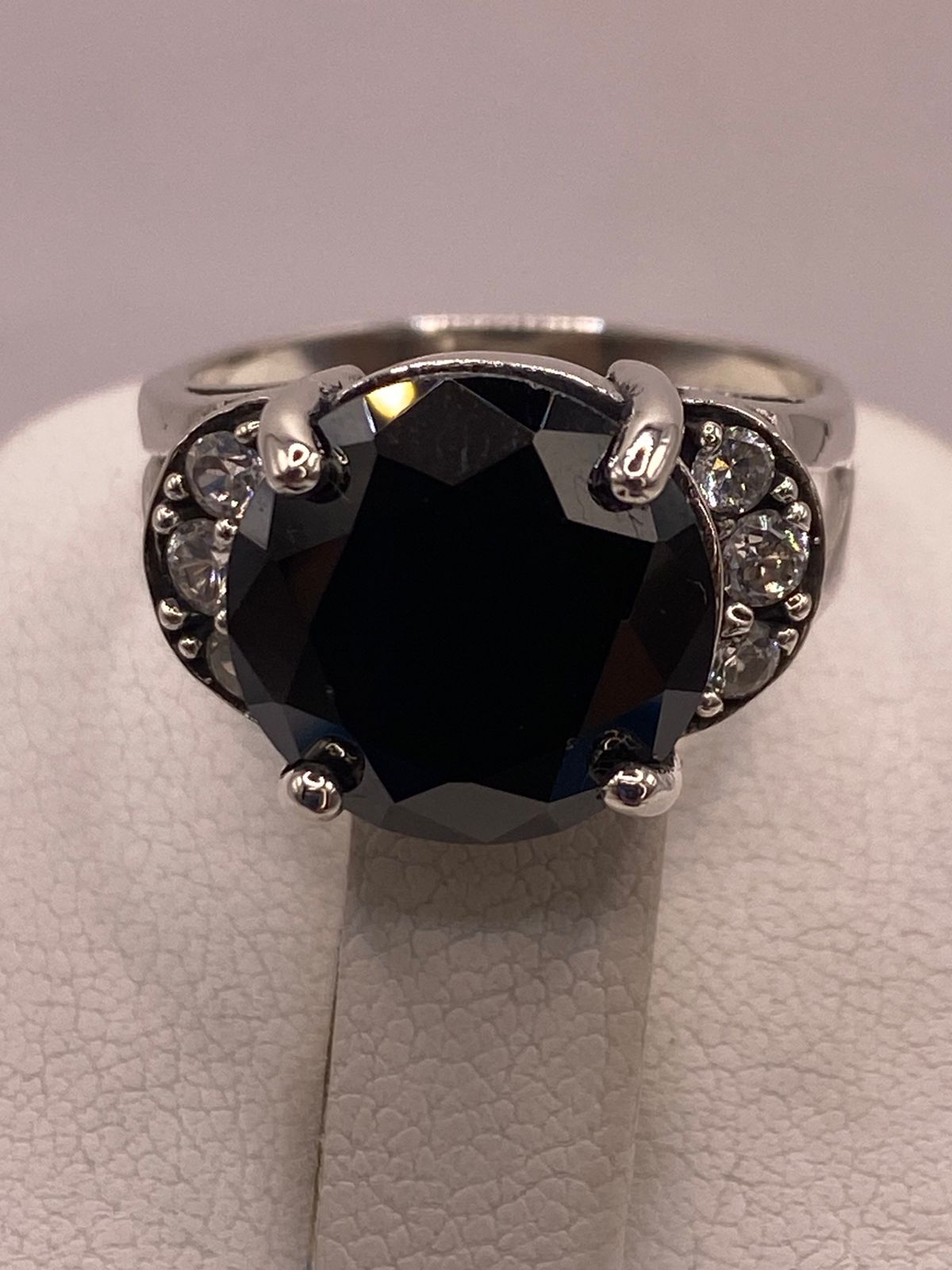 Anillo de Plata Ley 925 con Zirconia Negra Redonda y Zirconias Blancas