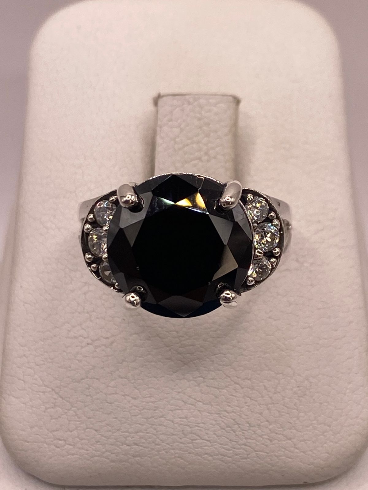 Anillo de Plata Ley 925 con Zirconia Negra Redonda y Zirconias Blancas