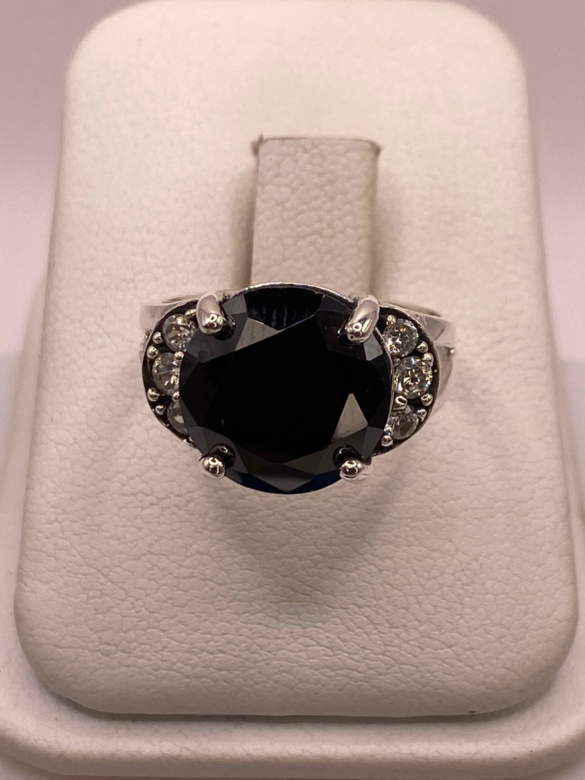 Anillo de Plata Ley 925 con Zirconia Negra Redonda y Zirconias Blancas