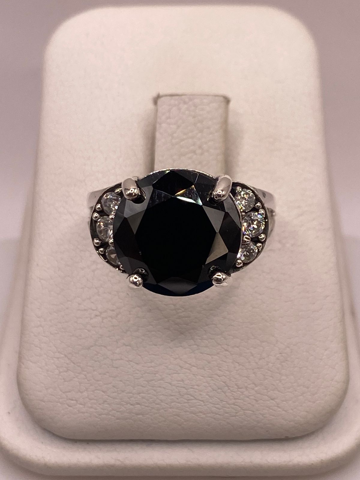 Anillo de Plata Ley 925 con Zirconia Negra Redonda y Zirconias Blancas
