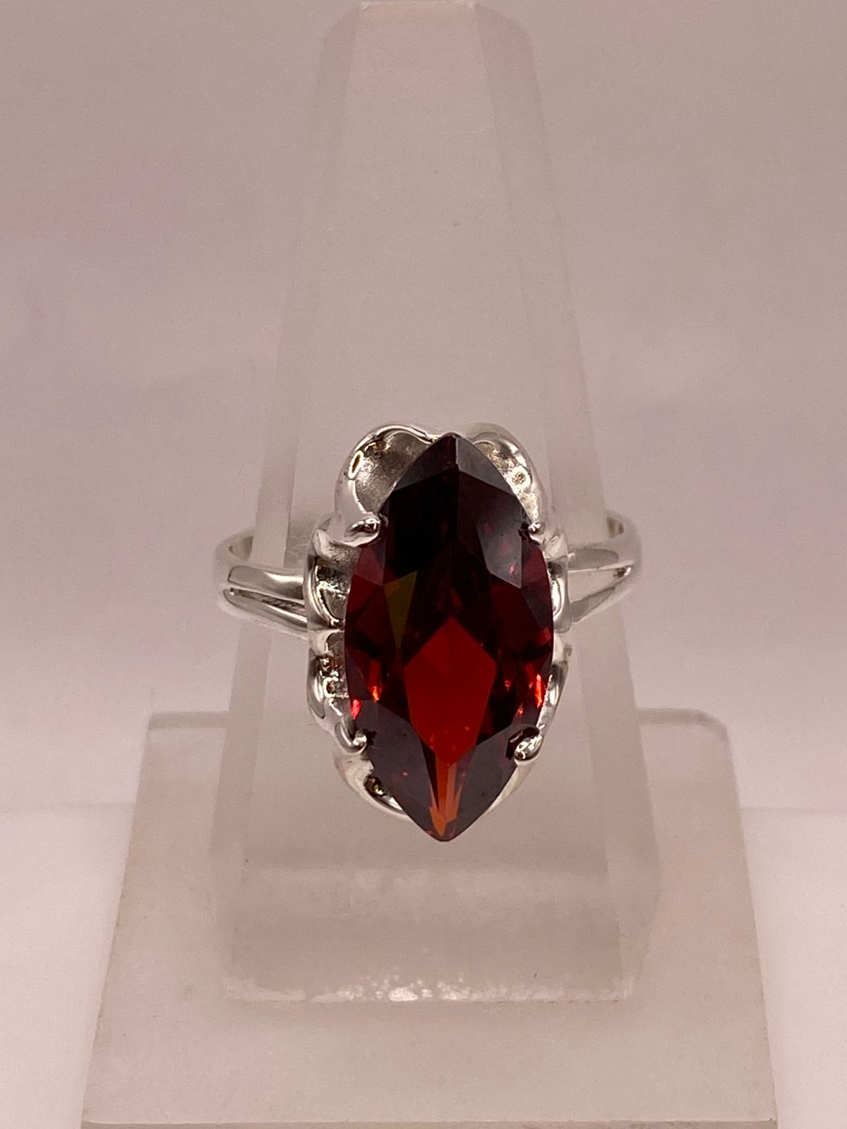 Anillo de Plata Ley 925 con Zirconia Roja Corte Marquesa Diseño Elegante