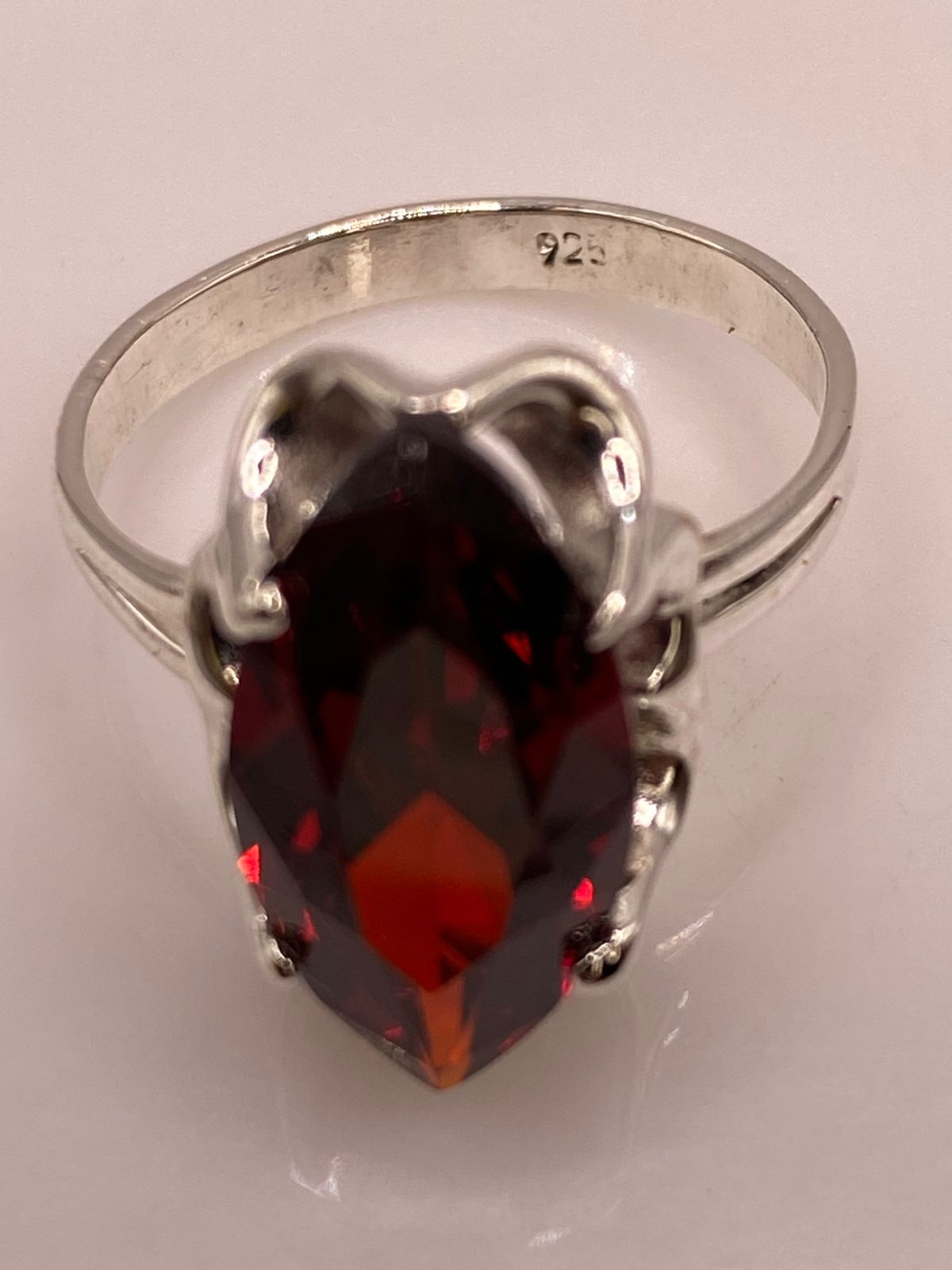 Anillo de Plata Ley 925 con Zirconia Roja Corte Marquesa Diseño Elegante