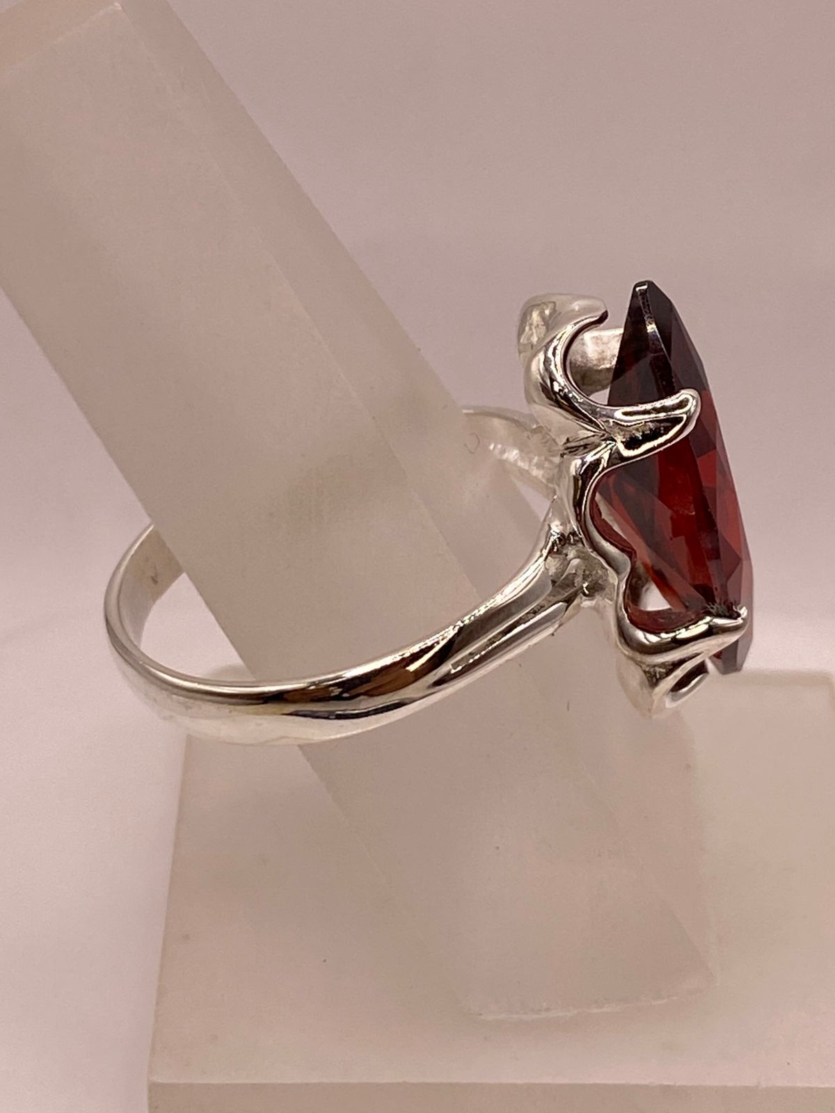 Anillo de Plata Ley 925 con Zirconia Roja Corte Marquesa Diseño Elegante