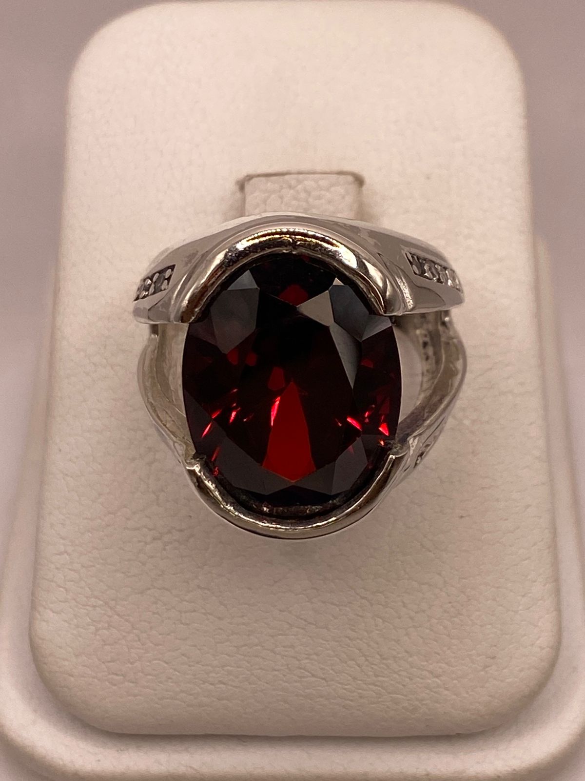 Anillo de Plata Ley 925 con Zirconia Roja Corte Oval Diseño Elegante