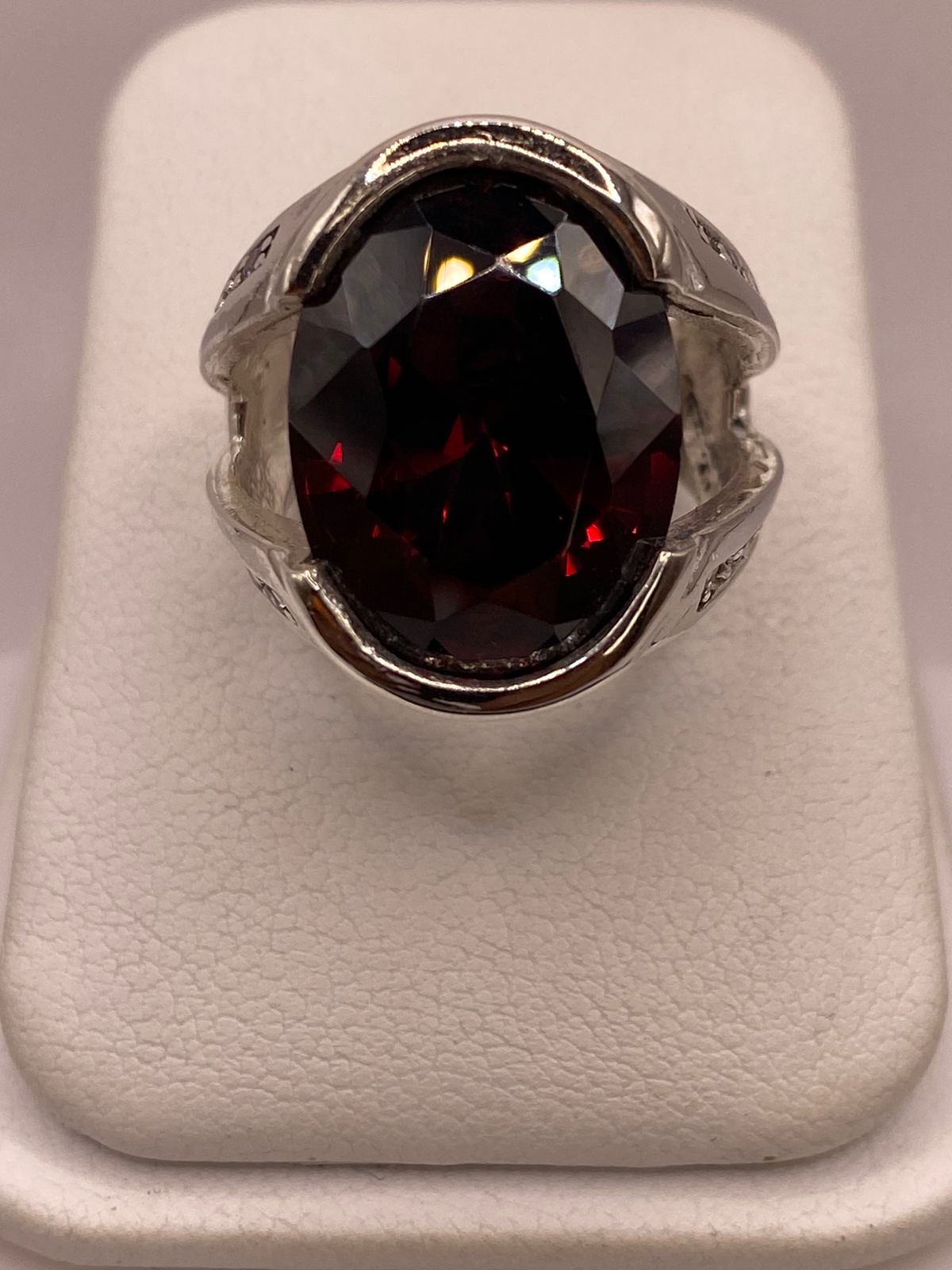 Anillo de Plata Ley 925 con Zirconia Roja Corte Oval Diseño Elegante