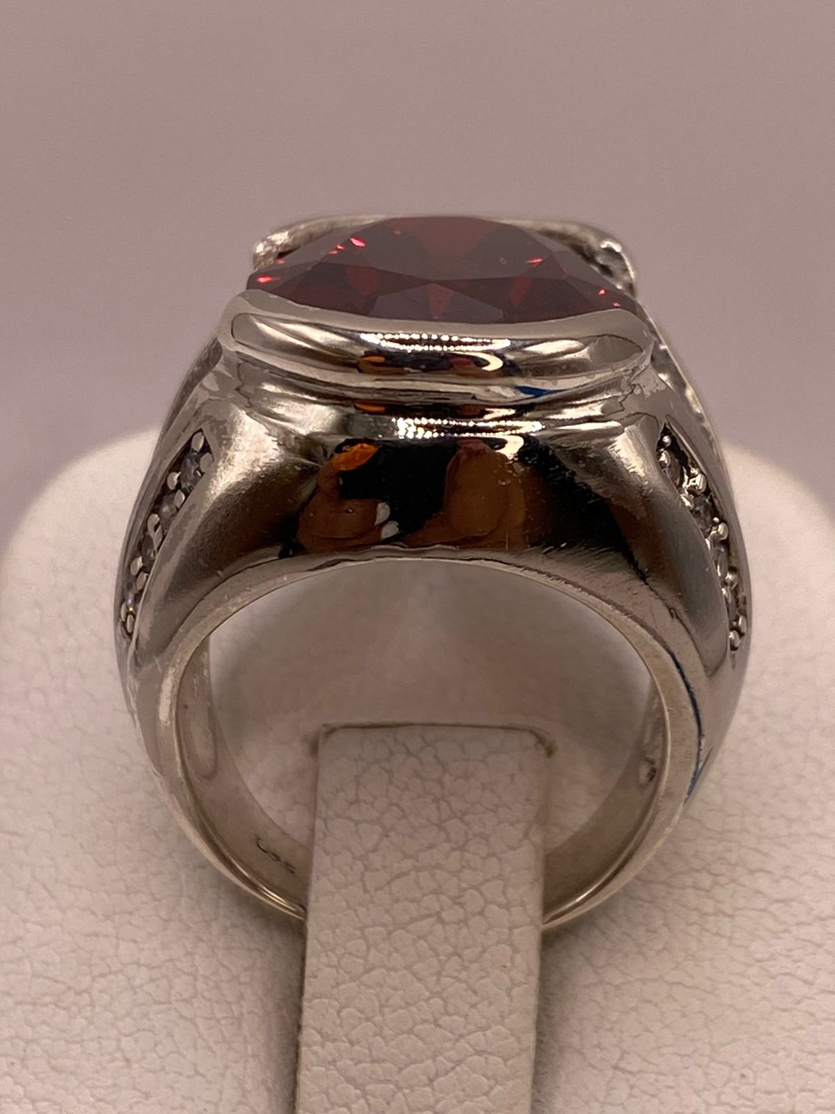 Anillo de Plata Ley 925 con Zirconia Roja Corte Oval Diseño Elegante