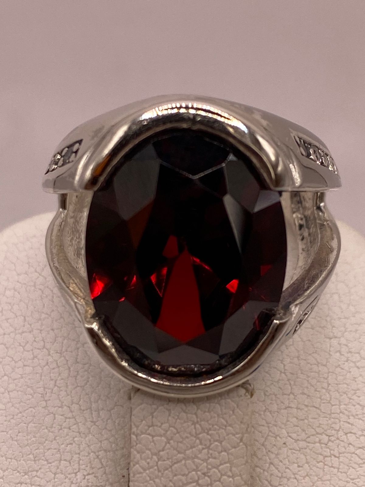 Anillo de Plata Ley 925 con Zirconia Roja Corte Oval Diseño Elegante