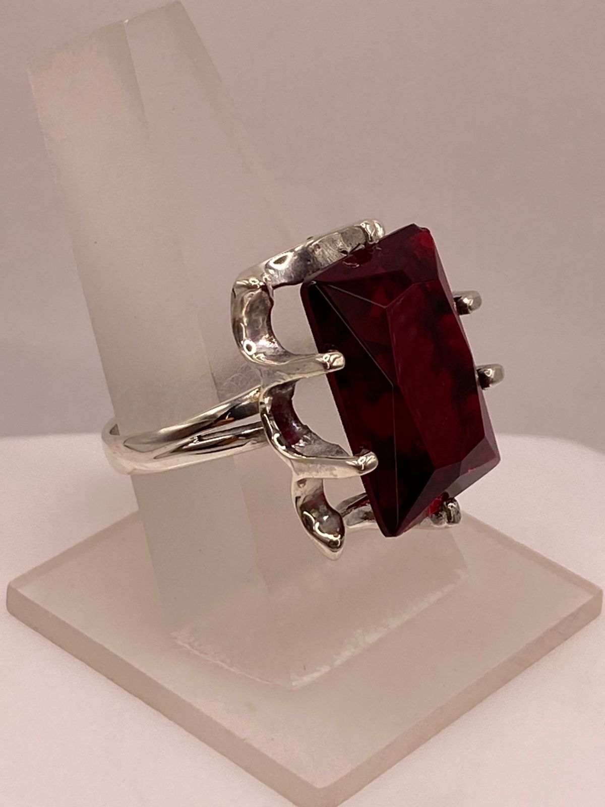 Anillo de Plata Ley 925 con Zirconia Roja Corte Princesa