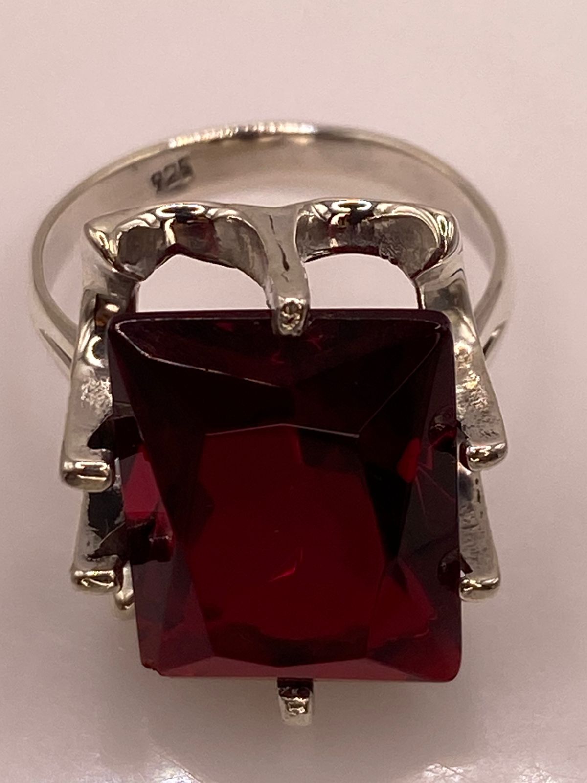 Anillo de Plata Ley 925 con Zirconia Roja Corte Princesa