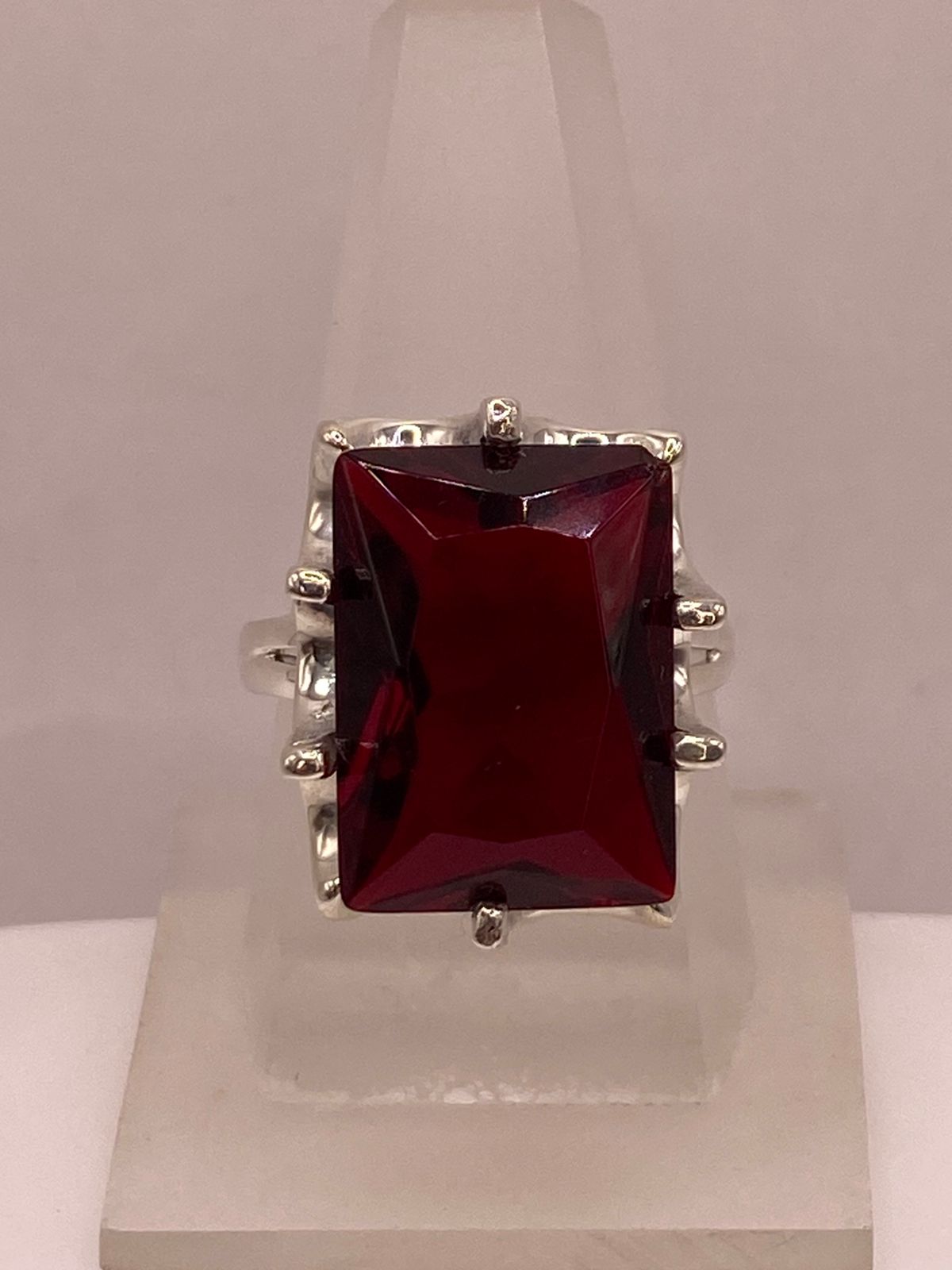 Anillo de Plata Ley 925 con Zirconia Roja Corte Princesa