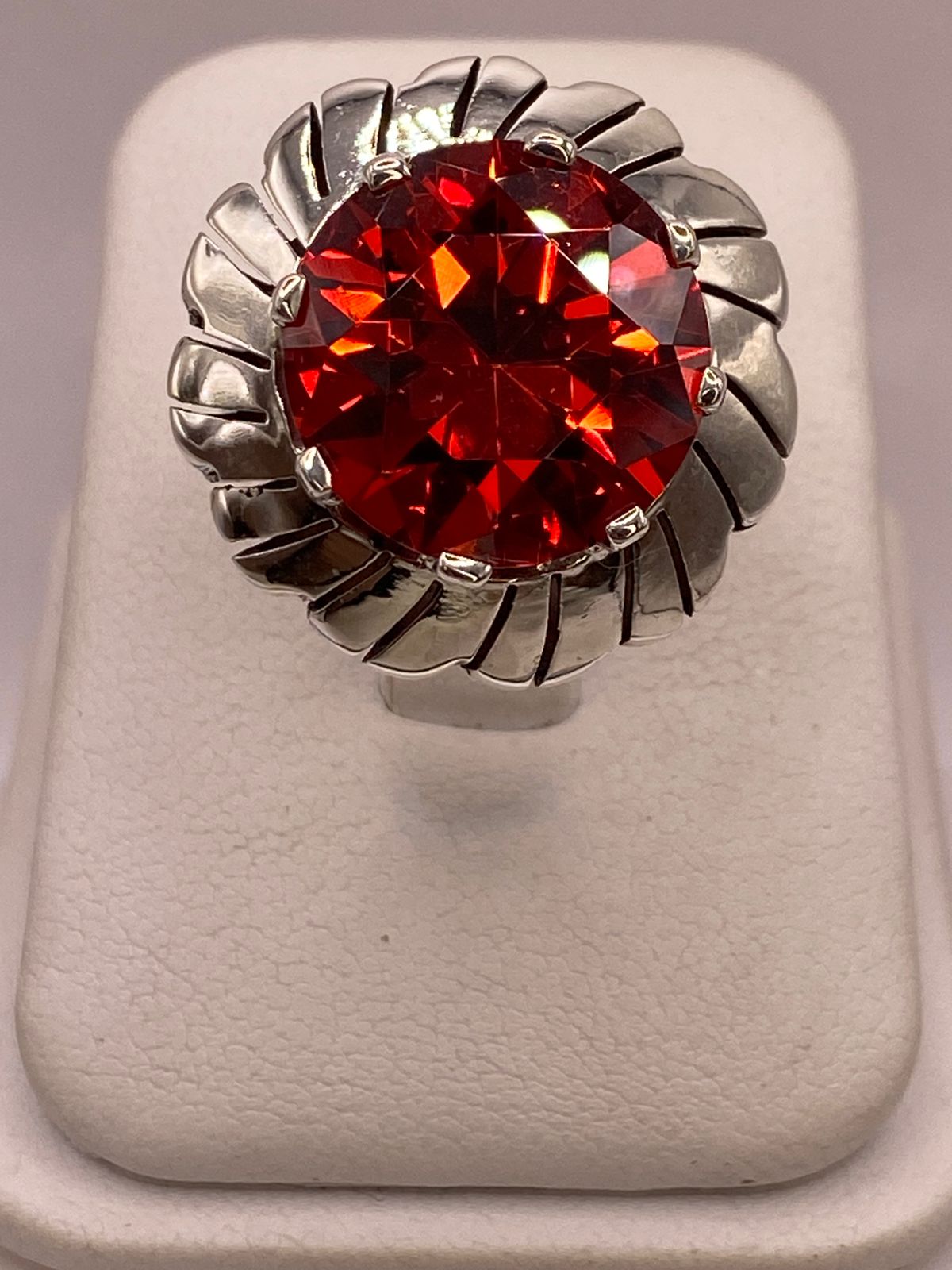 Anillo de Plata Ley 925 con Zirconia Roja Corte Redondo Diseño Floral