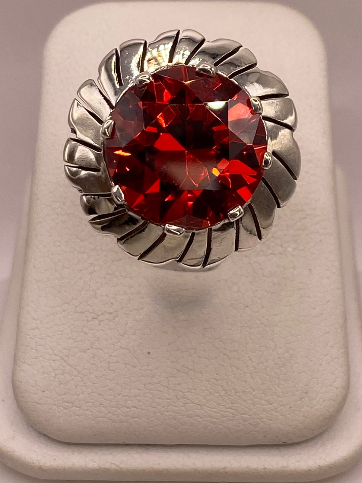 Anillo de Plata Ley 925 con Zirconia Roja Corte Redondo Diseño Floral