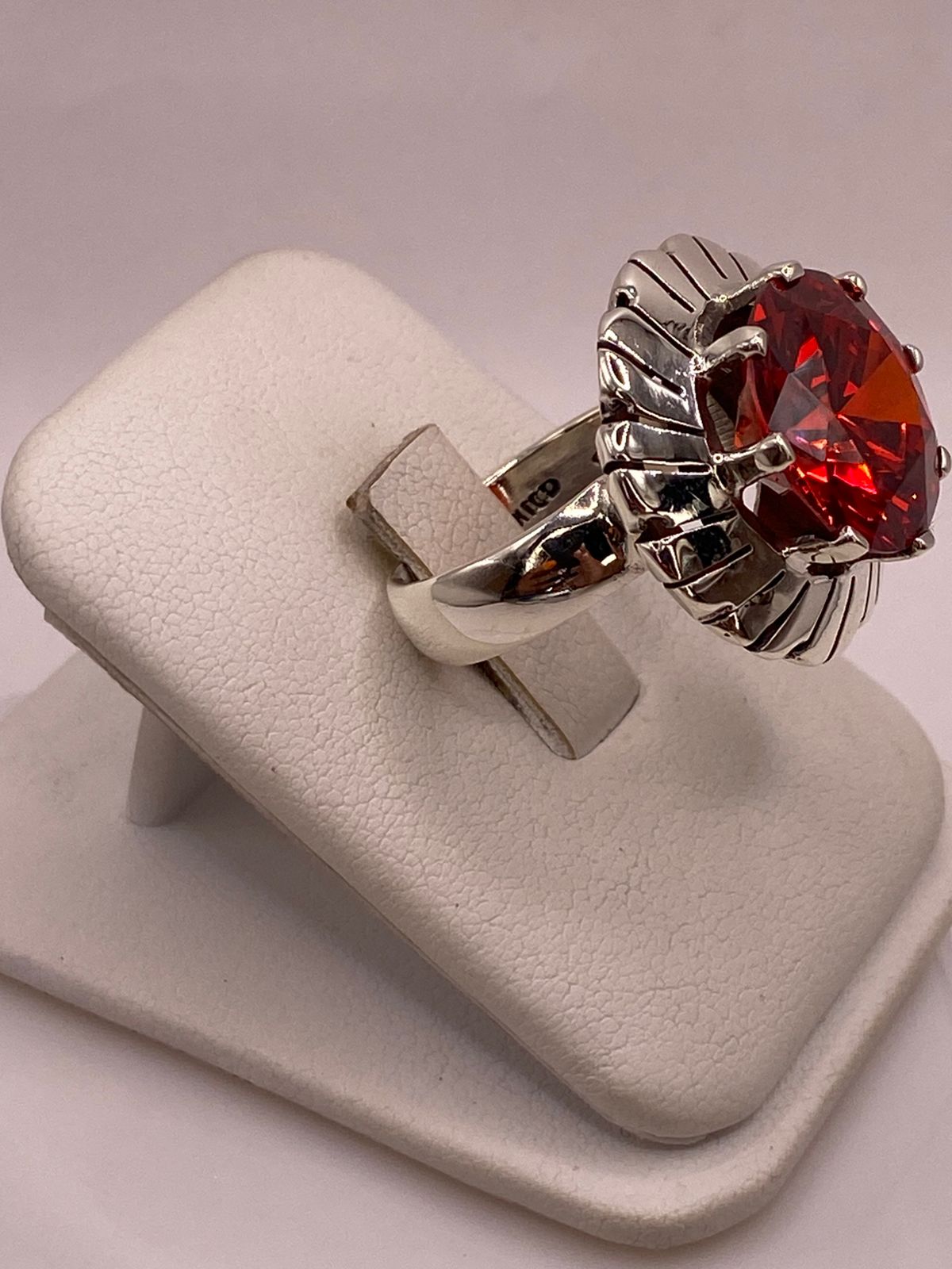 Anillo de Plata Ley 925 con Zirconia Roja Corte Redondo Diseño Floral