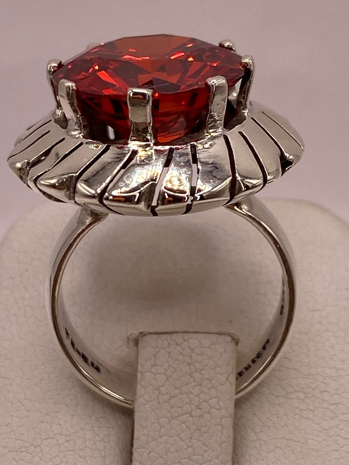 Anillo de Plata Ley 925 con Zirconia Roja Corte Redondo Diseño Floral
