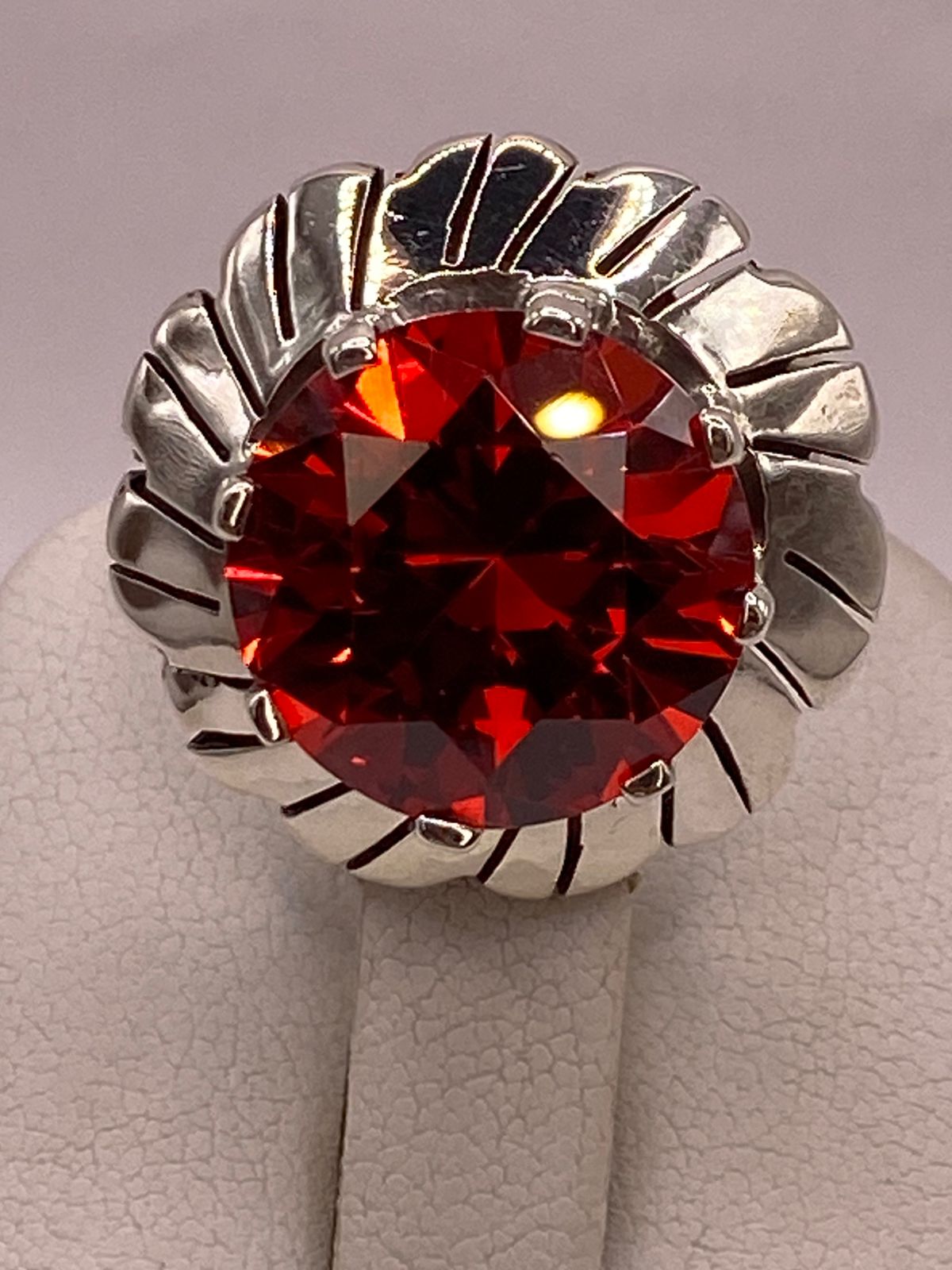 Anillo de Plata Ley 925 con Zirconia Roja Corte Redondo Diseño Floral