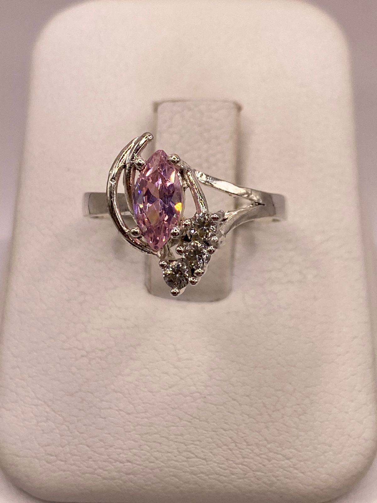 Anillo de Plata Ley 925 con Zirconia Rosa Corte Marquesa