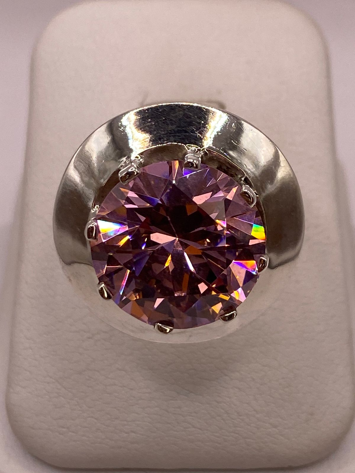 Anillo de Plata Ley 925 con Zirconia Rosa Corte Redondo Diseño Escultural