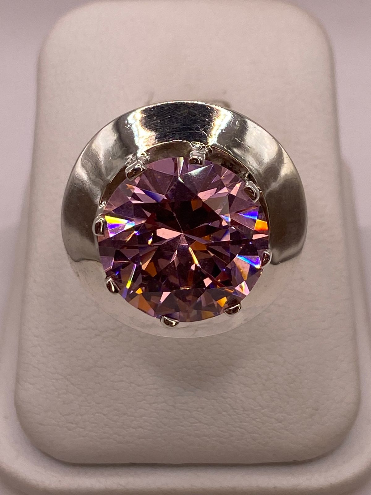 Anillo de Plata Ley 925 con Zirconia Rosa Corte Redondo Diseño Escultural