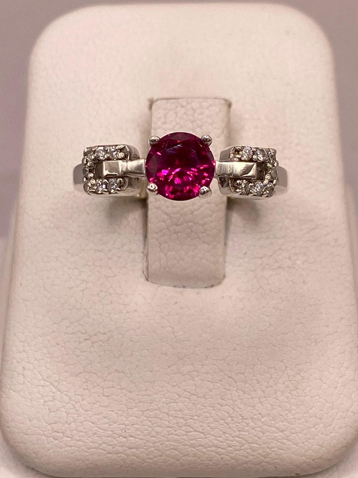 Anillo de Plata Ley 925 con Zirconia Rosa Diseño Elegante