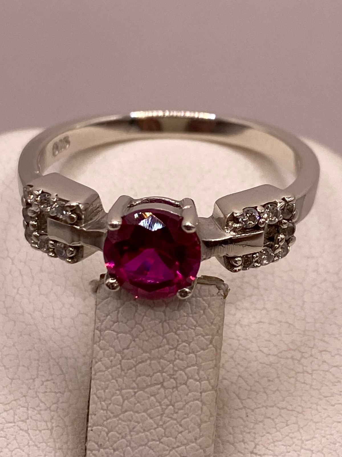 Anillo de Plata Ley 925 con Zirconia Rosa Diseño Elegante
