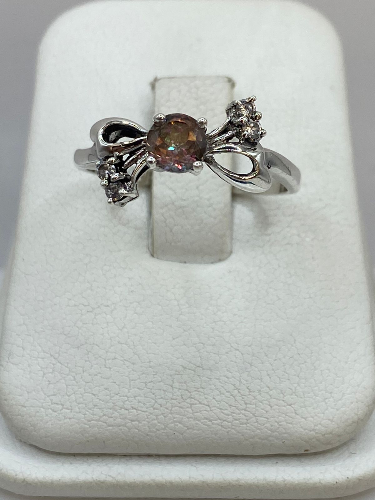 Anillo de Plata Ley 925 con Zirconia Tornasol y Detalles Laterales