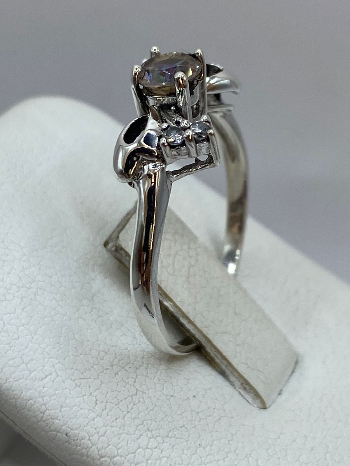 Anillo de Plata Ley 925 con Zirconia Tornasol y Detalles Laterales