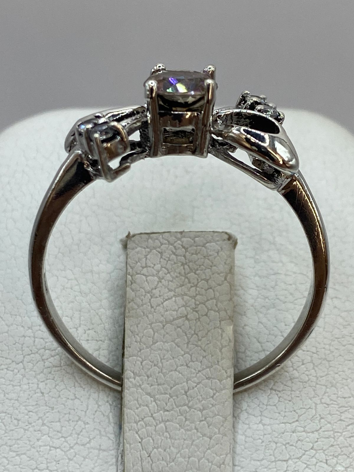 Anillo de Plata Ley 925 con Zirconia Tornasol y Detalles Laterales