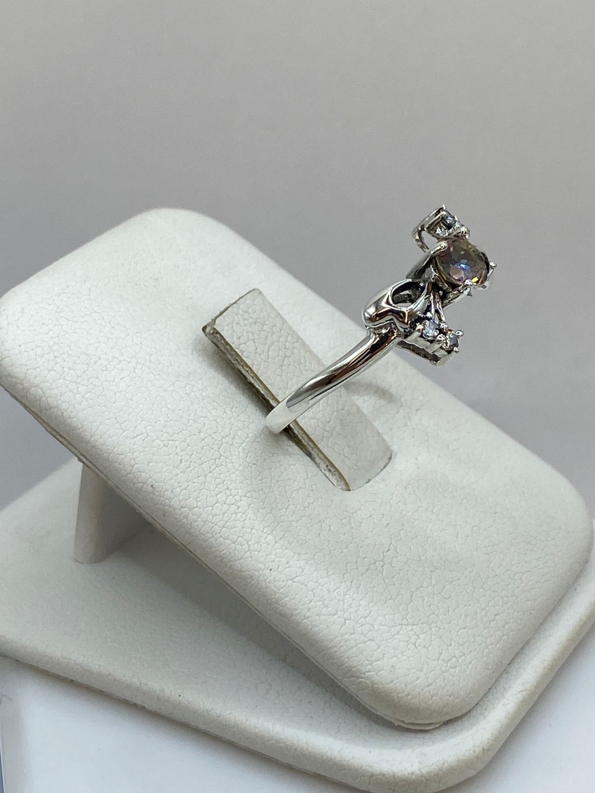 Anillo de Plata Ley 925 con Zirconia Tornasol y Detalles Laterales