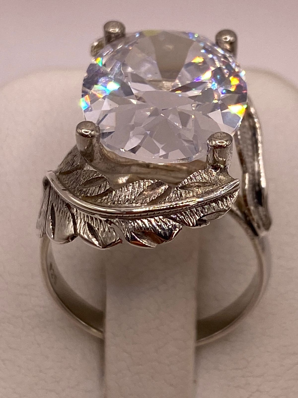 Anillo de Plata Ley 925 con Zirconia Transparente Ovalada y Diseño de Hojas