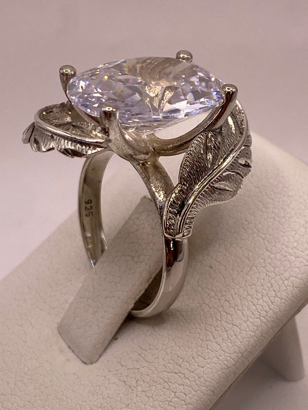 Anillo de Plata Ley 925 con Zirconia Transparente Ovalada y Diseño de Hojas