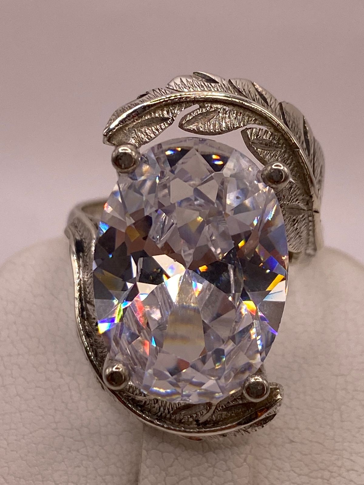Anillo de Plata Ley 925 con Zirconia Transparente Ovalada y Diseño de Hojas