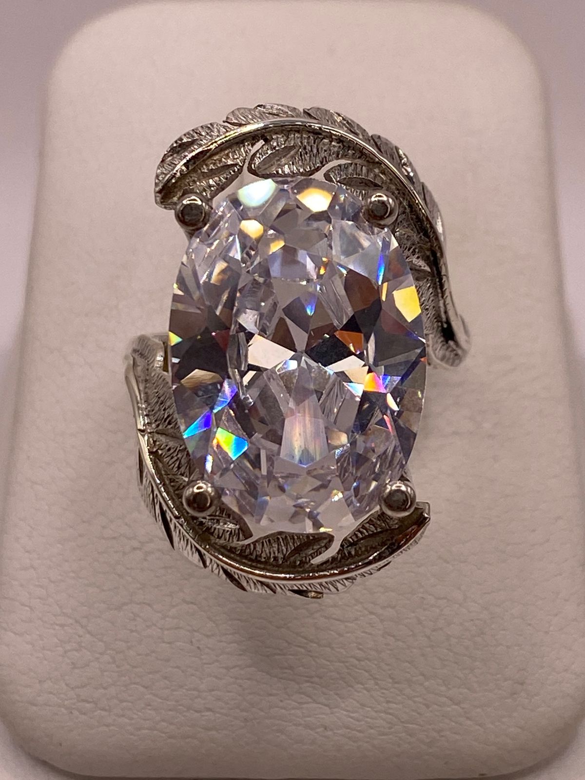 Anillo de Plata Ley 925 con Zirconia Transparente Ovalada y Diseño de Hojas
