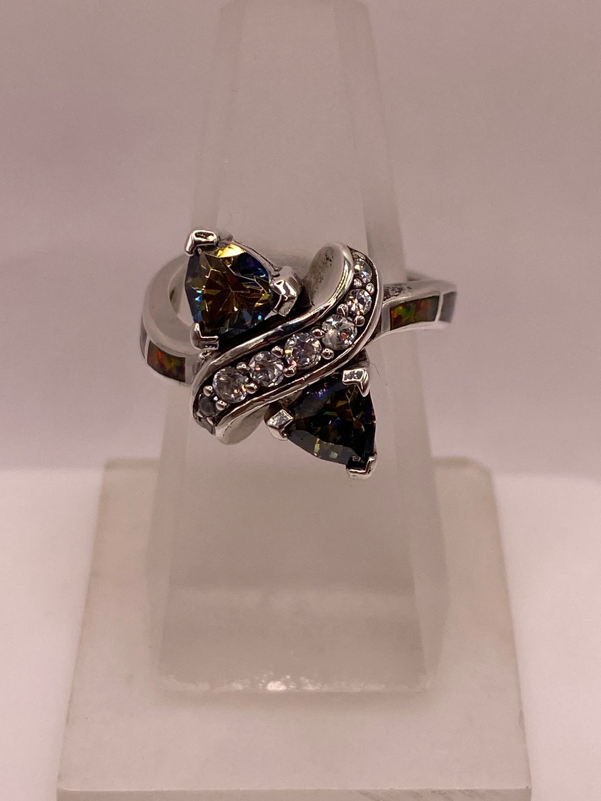 ANILLO DE PLATA LEY 925 CON ZIRCONIAS TRILLON OSCURAS, ÓPALO DE FUEGO Y ZIRCONIAS