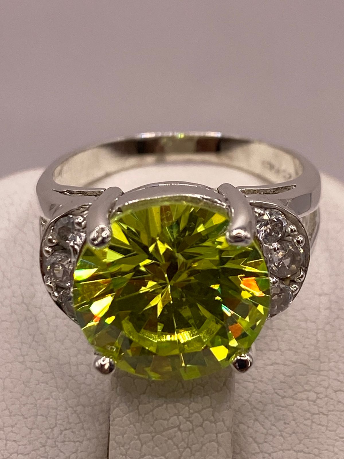 Anillo de Plata Ley 925 con Zirconia Verde Corte Redondo Diseño Elegante