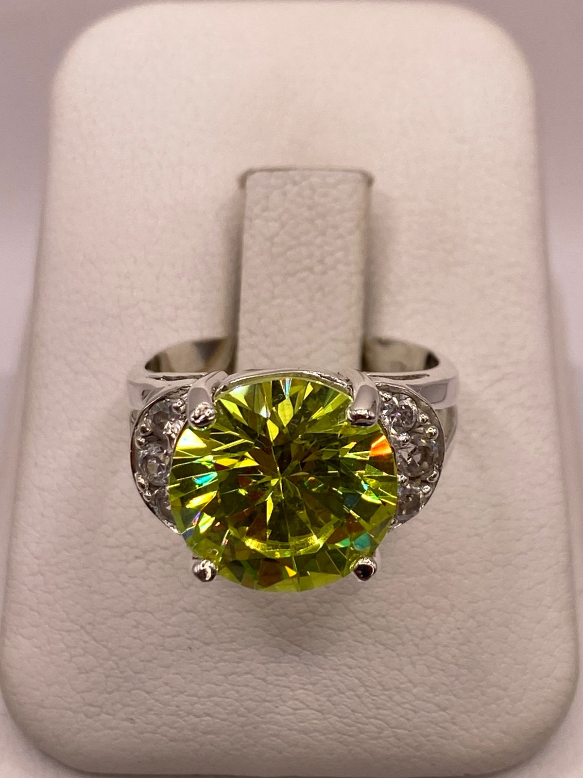 Anillo de Plata Ley 925 con Zirconia Verde Corte Redondo Diseño Elegante