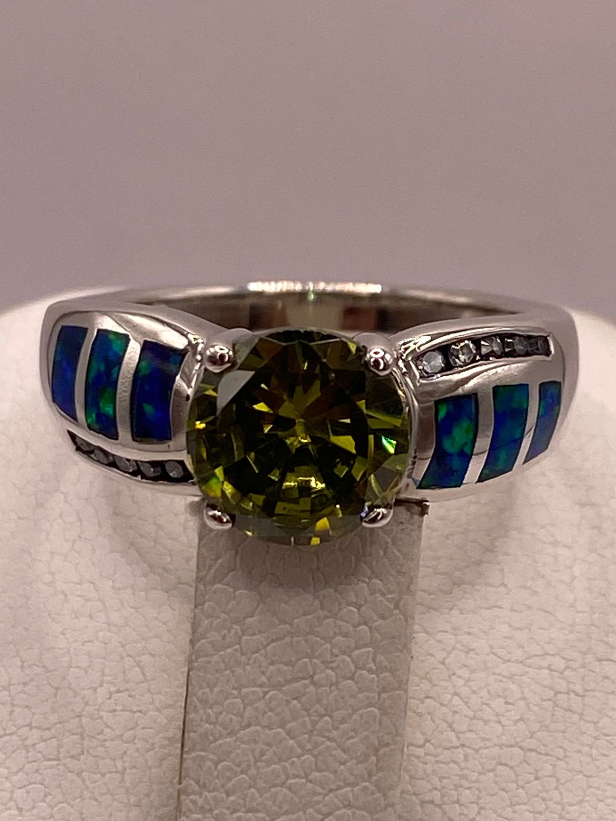 ANILLO DE PLATA LEY 925 CON ZIRCONIA VERDE OLIVO, ÓPALO DE FUEGO Y ZIRCONIAS