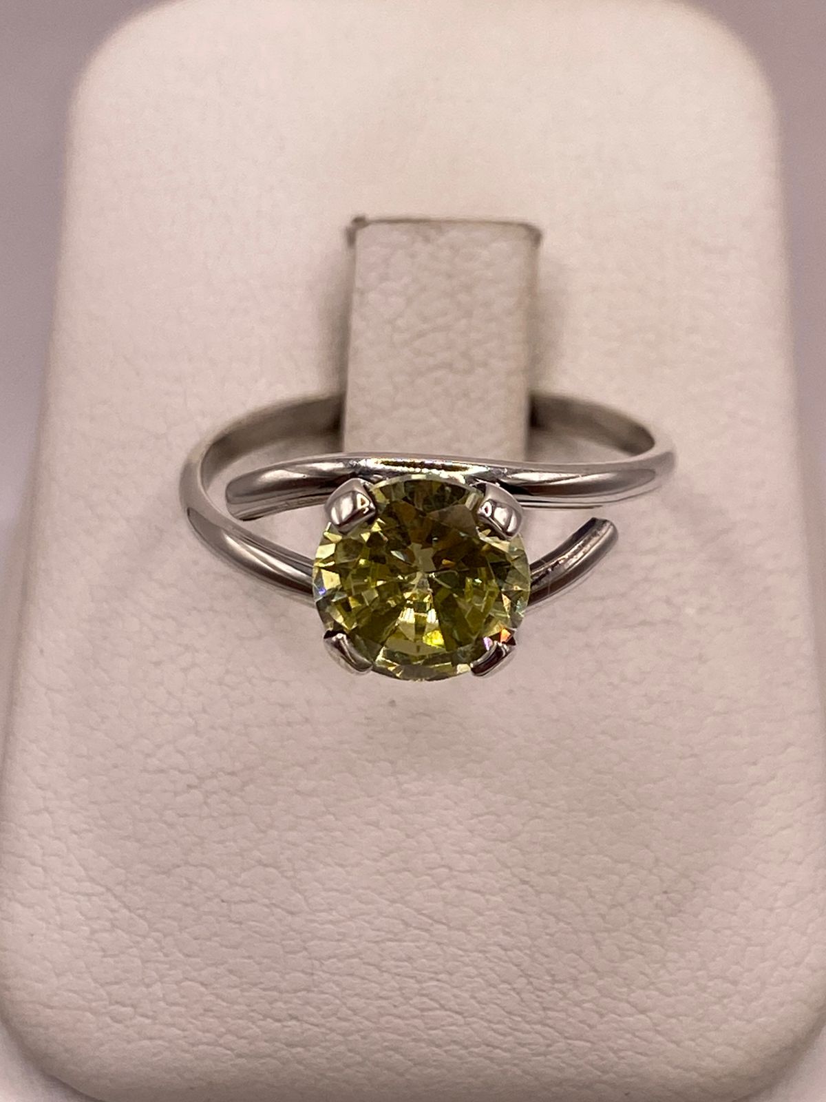 ANILLO DE PLATA LEY 925 CON ZIRCONIA VERDE OLIVO TIPO PERIDOTO
