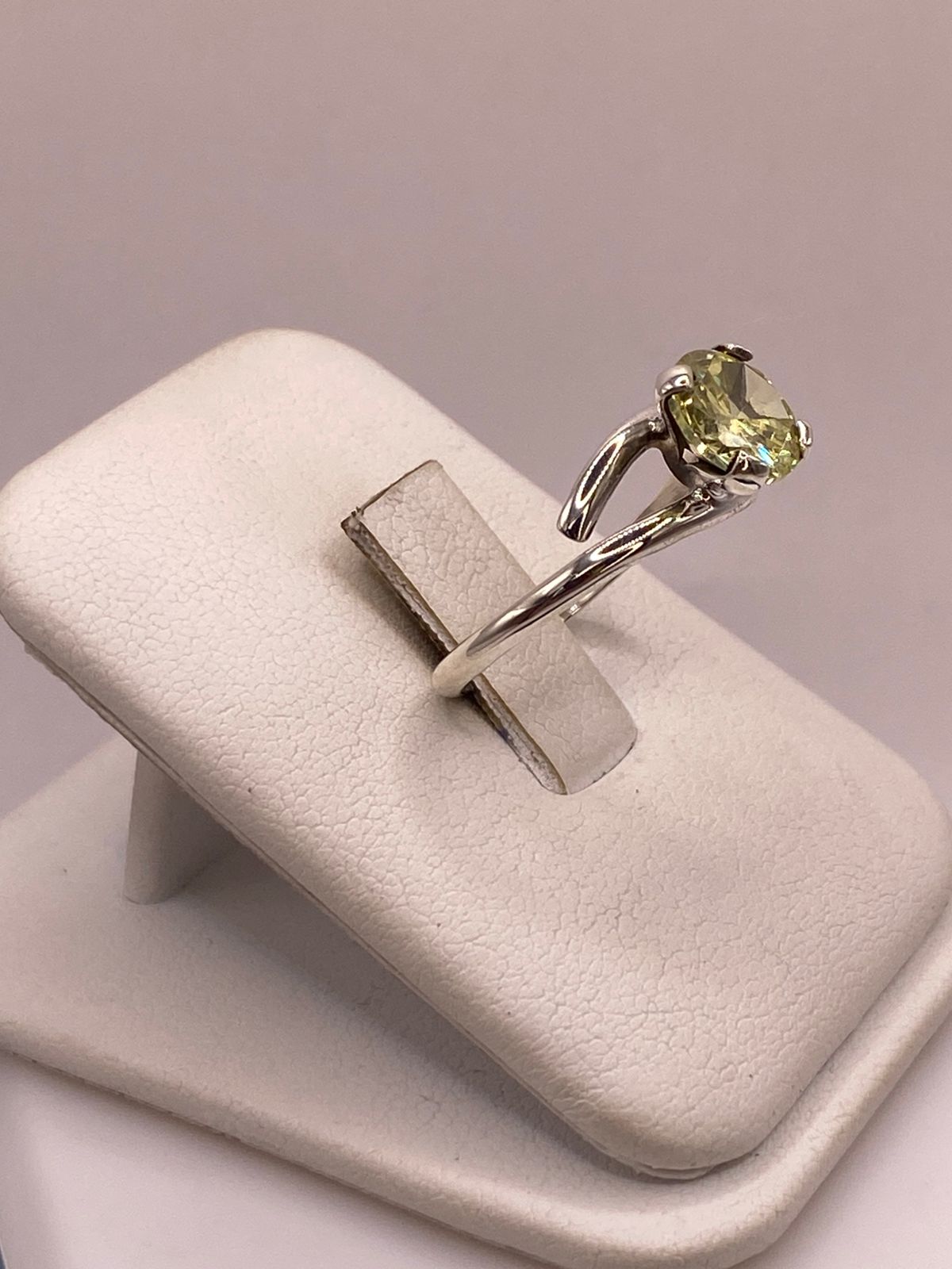 ANILLO DE PLATA LEY 925 CON ZIRCONIA VERDE OLIVO TIPO PERIDOTO