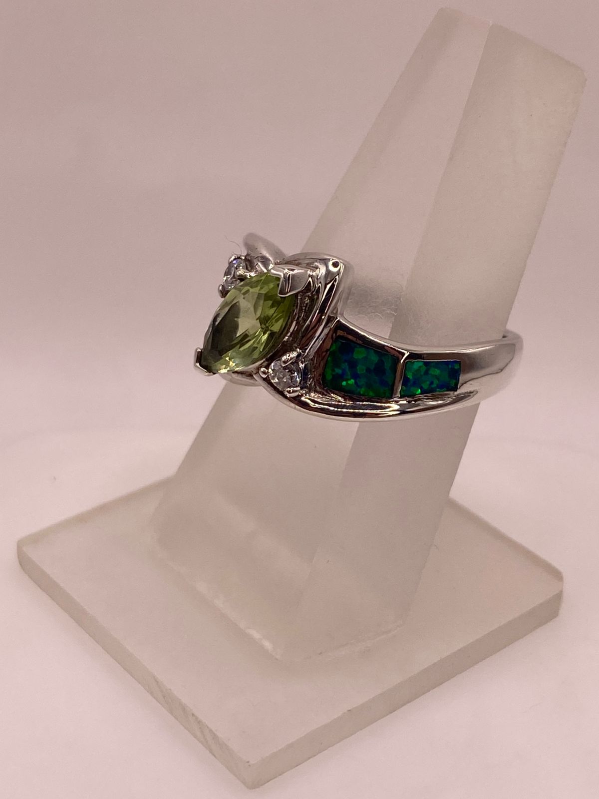 Anillo de Plata Ley 925 con Zirconia Verde, Ópalo de Fuego y Diseño Elegante