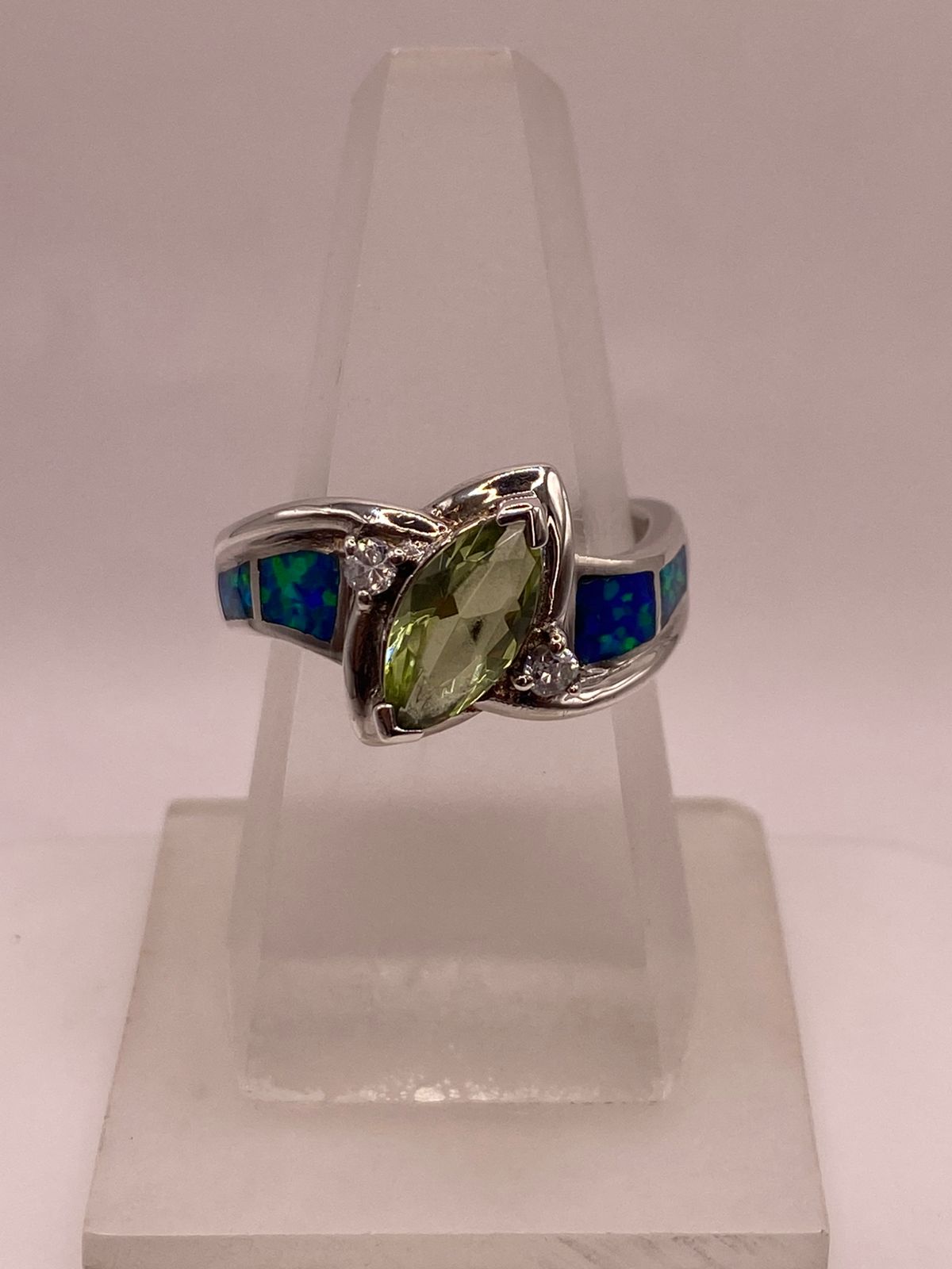Anillo de Plata Ley 925 con Zirconia Verde, Ópalo de Fuego y Diseño Elegante