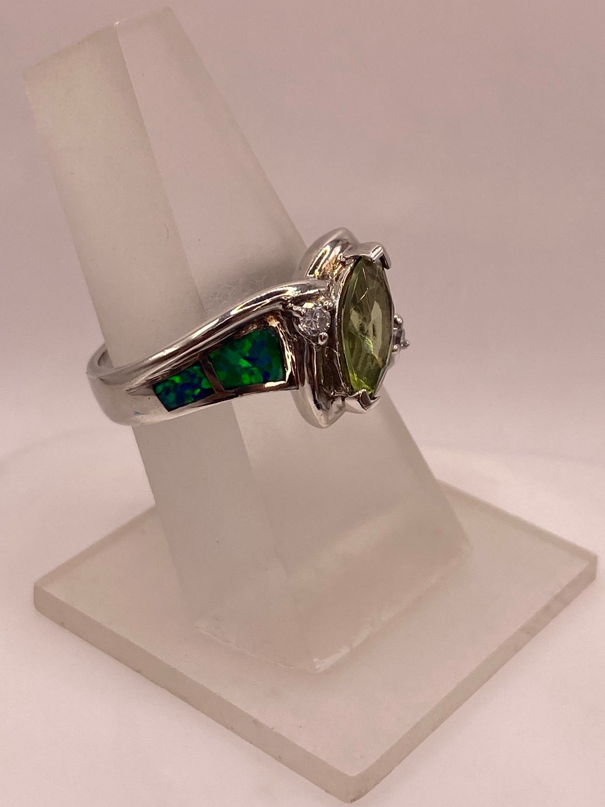 Anillo de Plata Ley 925 con Zirconia Verde, Ópalo de Fuego y Diseño Elegante