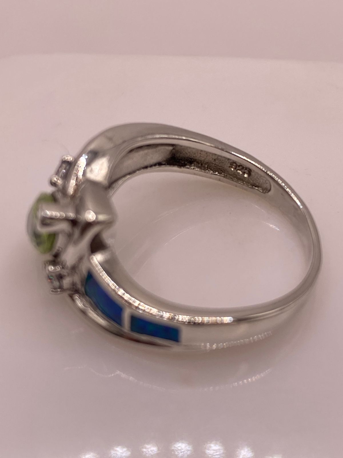 Anillo de Plata Ley 925 con Zirconia Verde, Ópalo de Fuego y Diseño Elegante