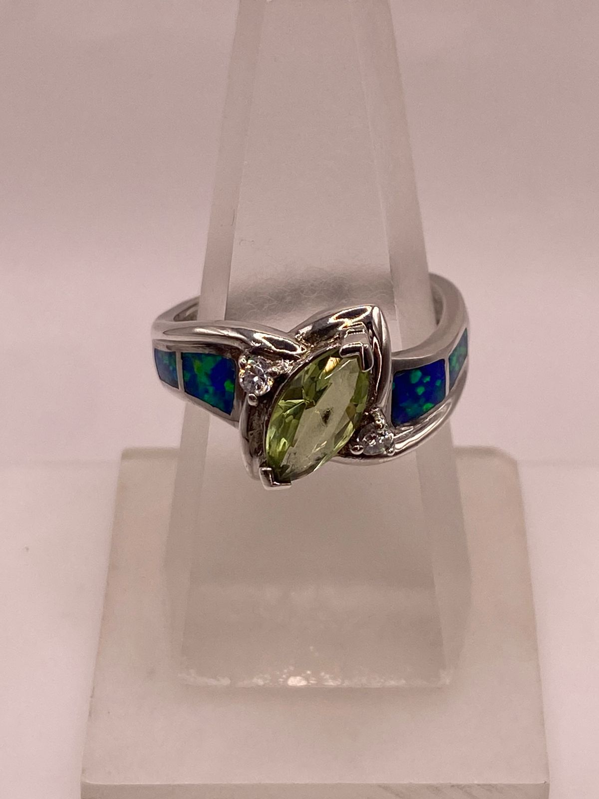 Anillo de Plata Ley 925 con Zirconia Verde, Ópalo de Fuego y Diseño Elegante