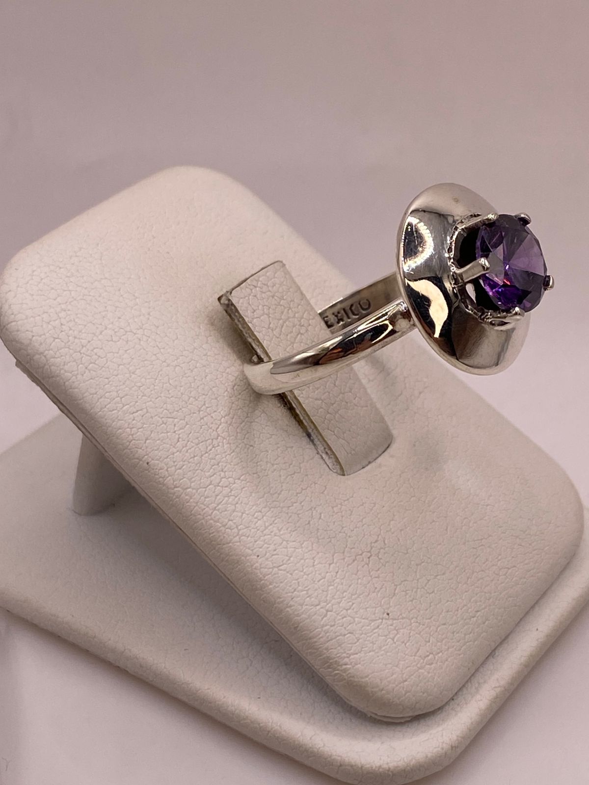 Anillo de Plata Ley 925 con Zirconia Violeta